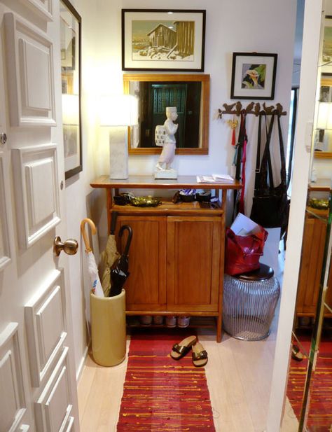 Fabulous entryway. Love the white + warm wood + art + the mirror as soon as you walk in Small Entryway Floor Mirror, Shoe Cabinet Small Entryway, Shoes Door Entrance, Entryway Table And Shoe Storage, Studio Entryway Ideas, Small Space Entryway Ideas, Cute Entryway Ideas, Small Apartment Entrance, Small Entryway Shoe Storage Ideas