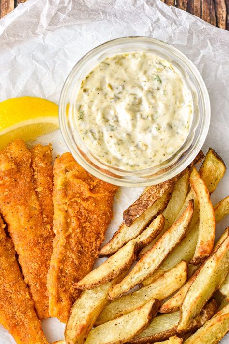 Easily add some extra zing to your fish and chips and other seafood dishes with this low FODMAP Homemade Tartar Sauce! So simple to make and containing only five ingredients, after making this, you'll wonder why you ever used the store-bought stuff. Low FODMAP, dairy-free, Paleo and Whole30 compliant. #goodnomshoney #lowfodmap #tartarsauce #dairyfree #paleo #whole30 #homemade #condiments #sauces #seafood Paleo Tartar Sauce, Fodmap Condiments, Fodmap Sauces, Dairy Free Mayo, Dairy Free Sauces, Homemade Tartar Sauce, Condiment Recipes, Fish Sandwich, Tartar Sauce