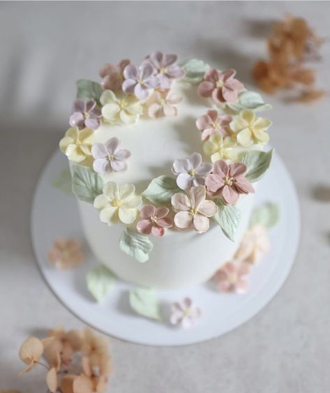 Floral Cake Designs Birthday Women, Floral Cake Designs Buttercream Flowers, Cake Designs Birthday Women, Cake Designs Buttercream, Floral Cake Designs, Dainty Cakes, 1st Year Cake, Floral Cake Design, Cakes Decorating