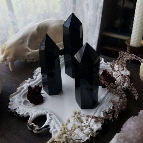 🌒 𝔔𝔲𝔢𝔢𝔫 𝔬𝔣 𝔍𝔞𝔠𝔨𝔞𝔩𝔰 🌘 on Instagram: “Good morning loves. Obsidian towers have just been restocked 🖤🌼 . . . . . . . #obsidian #tower #crystals #blackcrystal #darkcrystal #dark…” Shelf Altar, Witch Room, Soul Stone, Witch Cottage, Crystal Towers, Obsidian Crystal, Eclectic Witch, Crystal Aesthetic, All The Small Things