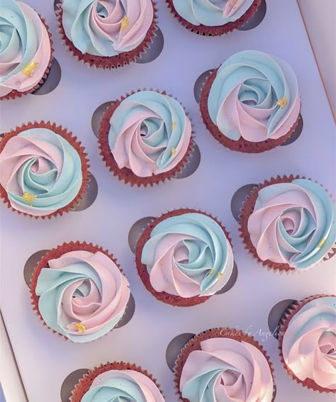 Gender Cupcakes Reveal, Gender Reveal Cupcake Ideas Pink Blue, Pastel Pink And Blue Gender Reveal, Cupcake Reveal Gender, Cupcakes Gender Reveal Ideas, Cupcakes For Gender Reveal Party, Gender Reveal Cupcake Ideas Simple, Gender Reveal Cake And Cupcakes, Gender Reveal Ideas Cupcakes