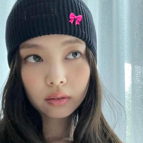 Jennie Beanie, Jennie Chanel, Jennie Icon, Dancing In The Moonlight, Jennie Kim Blackpink, Funny Reaction Pictures, Aesthetic Themes, Blackpink Photos, Cat Girl