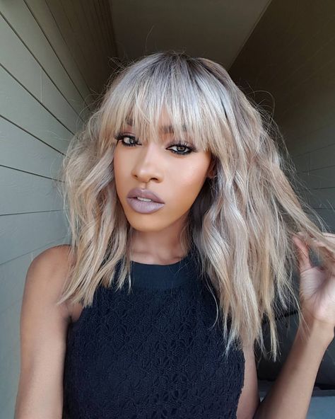 459 Likes, 9 Comments - Hermosa Lynn (@beautybyhermosa) on Instagram: “|Custom color |Cut| Glueless frontal unit by me| EXTENSIONS ➡ @sincerely.shanelle.ext [3] 26"…” Blonde Short Hair Bangs, Grey Hair Tan Skin, Blonde Hair On Brown Skin, Hair On Brown Skin, Brown Skin Blonde Hair, Hair Tan Skin, Hair Color For Tan Skin, Short Hair Bangs, Dark Skin Blonde Hair