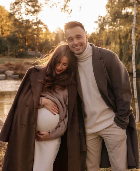 Maternity Photoshoot Winter Ideas, Pregnant Holiday Pictures, Maternity Christmas Pictures Family, Maternity Dresses For Photoshoot Winter, Classy Maternity Shoot Outdoor, Maternity Pictures In January, Cute Winter Maternity Pictures, Winter Fashion Pregnant, New York Maternity Photos