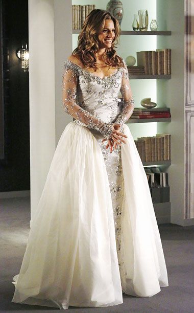 Wedding Gown for Kate Beckett Unknown designer at this juncture.  Photo from ‘Castle’ television show, episode, 2/3/2014 "Dressed to Kill". Castle Wedding Dress, Ropa Color Neon, Castle Dress, Castle Tv Series, Castle Tv Show, Castle And Beckett, Richard Castle, Castle Tv Shows, Castle Beckett