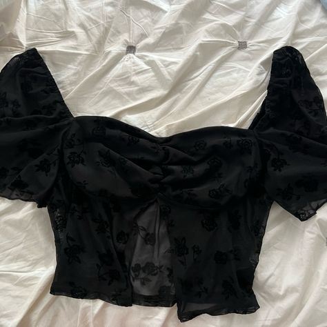 Black Lace Crop Top With Small Floral Designs. Never Worn Size L Cider Tops, Black Lace Crop Top, Lace Up Top, Tops Black, Outfits Fall, Lace Crop Tops, Dream Clothes, Floral Designs, Cider