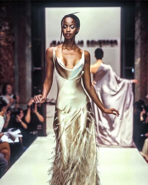 @georgiannarobertson wearing champagne-hued piece from Jean Louis Scherrer by Stephane Rolland F/W 1998 Haute Couture runway in Paris, France. The hair, the pose, the elegance. #jeanlouisscherrer #stéphanerolland Jean Louis Scherrer, 00s Mode, Chique Outfit, 90s Runway Fashion, Runway Fashion Couture, Vintage Runway, Runway Outfits, Couture Mode, فستان سهرة