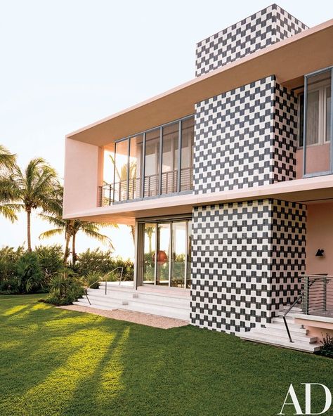 Lindemann tested 74 pink paints on the home’s exterior before settling on a custom-mixed hue by Sherwin-Williams | archdigest.com Dumfries House, Modern Miami, House Design Exterior, Pink House, Modern Architecture House, Design Exterior, English Country House, Modern Exterior, Architectural Digest