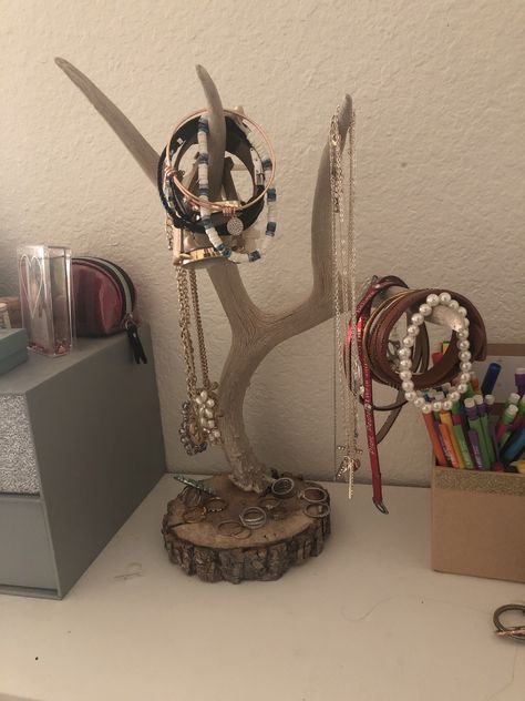 Deer Horn Jewelry Holder, Diy Deer Antlers Decor, Antler Necklace Holder, Chic Western Decor, Antler Decor Ideas, Deer Horns Decor, Antler Crafts Diy, Diy Antler Projects, Deer Antler Jewelry Holder