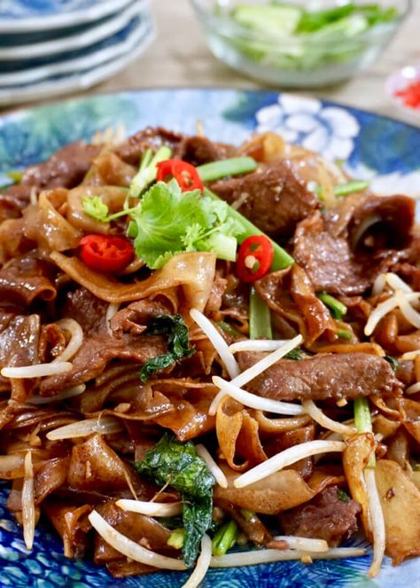 Dry-Fried Beef Hor Fun （干炒牛河) Asian Fusion Recipes, Asian Inspired Dishes, Easy Asian Recipes, Asian Kitchen, Fried Beef, Malaysian Food, Exotic Food, Fusion Food, The Burning