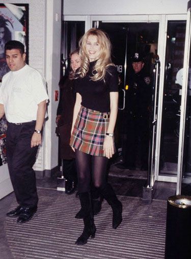 1995...Claudia Schiffer in plaid mini 90s Mini Skirt, 90’s Outfits, Pattie Boyd, Mini Skirt Fashion, Jenifer Aniston, 90s Inspired Outfits, 90s Model, Bridget Jones, Outfit 90s