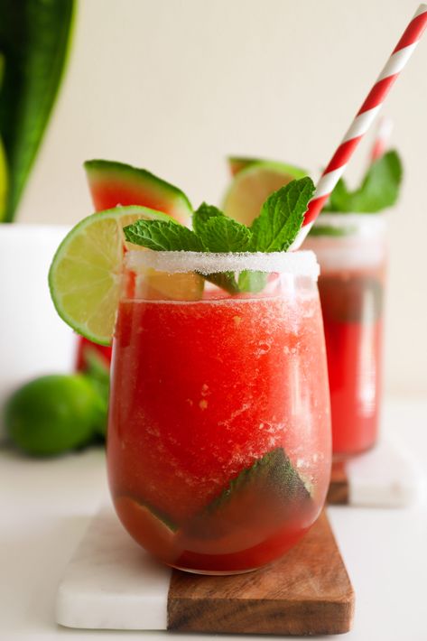 Watermelon Refresher Watermelon Mojito Recipe, Watermelon Refresher, Mojito Recipe Classic, Mint Drink, Watermelon Mojito, Hawaiian Sweet Rolls, Delicious Family Meals, Cut Watermelon, Mojito Recipe