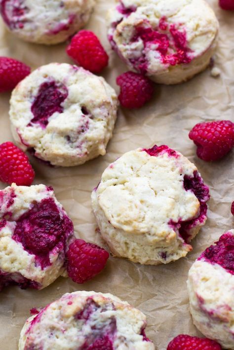 Sugar Spun Run, Raspberry Scones, Fruit Scones, Raspberry Recipes, Scone Recipe, Köstliche Desserts, Sweet Savory, Scones, White Chocolate