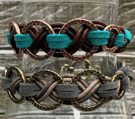 Clever Metal Ring and Leather Cord Woven Bracelet Tutorial - The Beading Gem's Journal Woven Bracelet Tutorial, Leather Bracelet Tutorial, Leather Cord Jewelry, Diy Leather Bracelet, Leather Jewelry Diy, Leather Cord Bracelets, Easy Jewelry, Cord Jewelry, Woven Bracelet