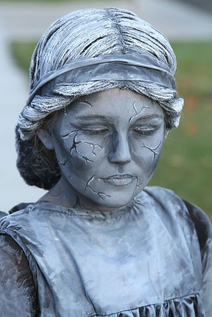 Weeping Angel Costume, Angel Halloween Costumes, Halloween Infantil, Living Statue, Weeping Angel, Angel Costume, Stone Statues, Angel Statues, Halloween 2020