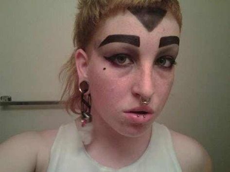 Funny Pictures of Awful, Ugly Eyebrows Eyebrow Fails, Funny Eyebrows, Crazy Eyebrows, Bad Eyebrows, Eyebrow Trends, Bad Makeup, Makeup Fails, Eyebrows On Fleek, Eyebrow Piercing