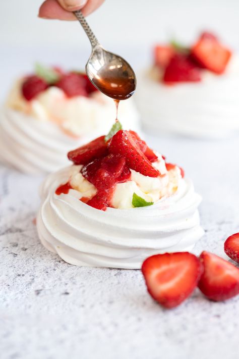 Meringue Nests, Perfect Meringue, Mini Pavlovas, Pavlova Dessert, Mini Meringues, Meringue Pavlova, Mini Pavlova, Meringue Desserts, Meringue Recipe