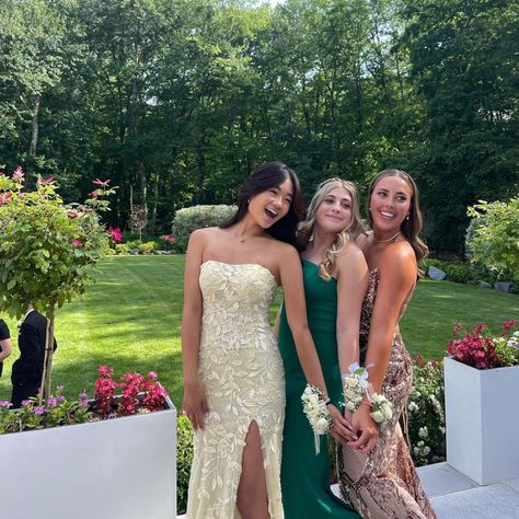 Pretty Prom Pictures, Prom Pictures Friends Aesthetic, Sisters Prom Pictures, Prom Pics Group Of 4, Prom Group Photos Aesthetic, Erica Ha Prom Dress, 3 People Prom Pictures, 3 Person Prom Pictures, Prom Duo Ideas