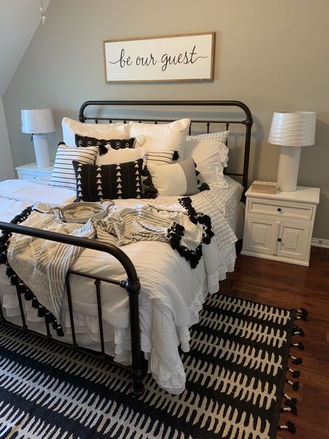 Artwork For Guest Bedroom, Black Iron Bed Decor Modern, White And Black Bedroom Decor, Apt Bedroom Ideas, Adults Bedroom Ideas, Guess Bedroom, Farmhouse Bedroom Design, Guest Bedroom Inspiration, Sleepy Panda