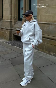 Aesthetic Tracksuit Outfit, Comfy Tracksuit Outfits, Trendy Sweatsuit Outfit, Sweat Suits Outfits Winter, Winter Outfits Tracksuit, Cute Tracksuit Outfit, Women’s Tracksuit, Styling Tracksuits, Sweats Outfit Women