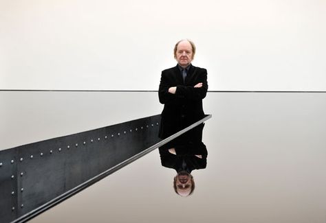 Credit: Nils Jorgensen/Rex Features The artist Richard Wilson poses with his installation, a vast tank made out of sheet metal and filled to the brim with thick sump oil Carl Andre, Richard Wilson, Galleries Architecture, Donald Judd, Saatchi Gallery, Sound Art, Black Oil, Video Installation, The Basement