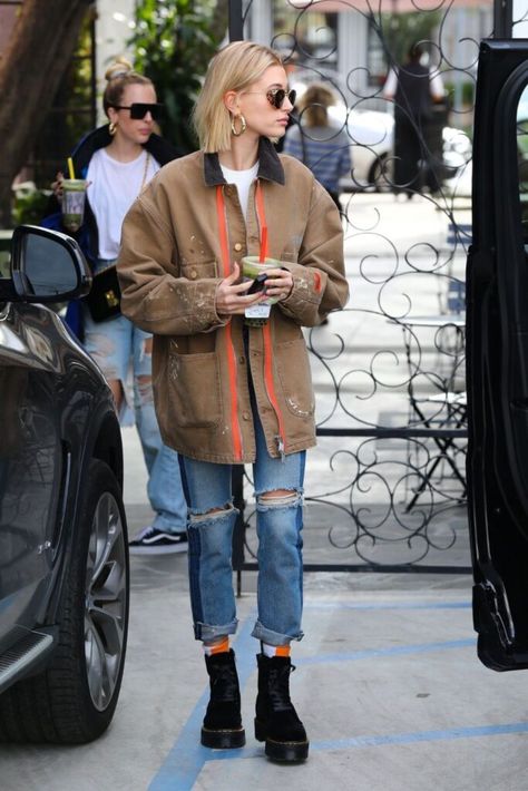 The Best Chore Coats for Women in 2023 + How To Style a Chore Coat Estilo Hailey Baldwin, Celebrity Style Guide, Goth Outfit, Trendy Street Style, Ropa Diy, Looks Street Style, Outfit Trends, Hailey Baldwin, Celebrity Street Style