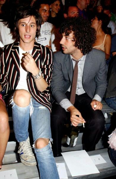 Nick Valensi and Albert Hammond Jr - The Strokes The Strokes Nick Valensi, The Strokes Fashion, The Strokes Outfit, Albert Hammond Jr, Nick Valensi, Albert Hammond, The Voidz, Julian Casablancas, Outdoors Tattoos