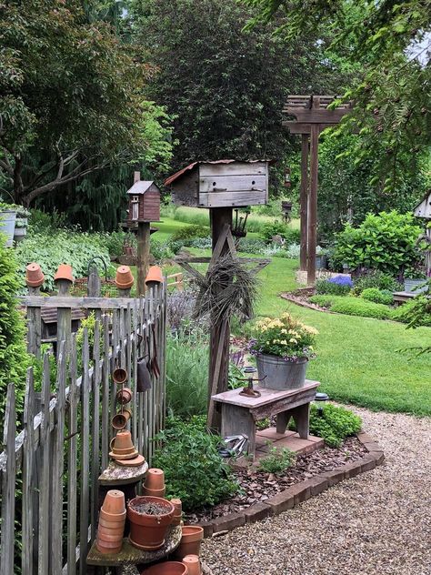 Decorating Ideas For Old Wooden Ladders, Verticle Gardening Ideas, Primitive Garden Decor, Primitive Garden Ideas, Rustic Garden Design, Rustic Landscaping, Country Garden Decor, Garden Decor Projects, Potager Garden