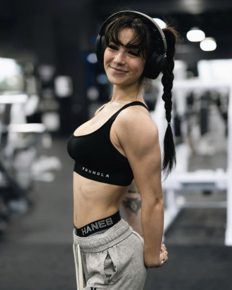 Light Muscles Woman, Feminine Buff Women, Toned Woman Body Reference, Athletic Body Type Women Physique, Muscle Woman Reference, Woman Flexing Muscles, Woman With Muscles, Carly Jb, Muscular Woman Aesthetic