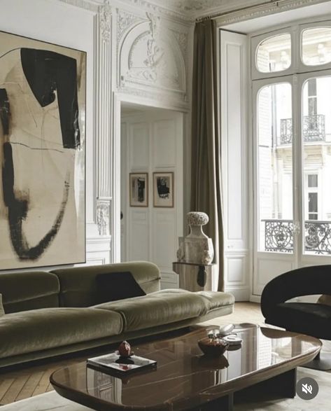 New York Chic Apartment, Parisian Apartment Aesthetic Living Room, French Chic Apartment, Modern House With Antique Furniture, French Revival Interior, Contemporary Parisian Interiors, Hausmann Interior, French Apartment Interior, Parisian Apartment Interior