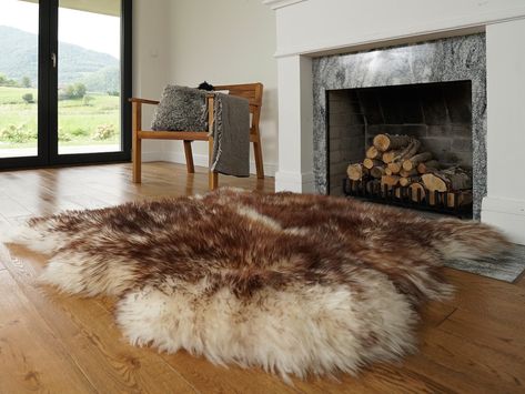 Sheepskin Stool, Natural Carpet, Skin Rugs, Sheepskin Throw, Sheep Skin, Decoration Originale, Sheepskin Rug, Rug Natural, Comfy Cozy