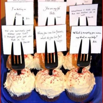 Twilight Party Ideas-Just in case I need them in the future. Never know what the girlie is gonna like! Vampire Theme Party, Twilight Party, Book Birthday Parties, Vampire Party, Book Themed Party, Popular Childrens Books, Retirement Party Decorations, Cupcake Designs, Book Party