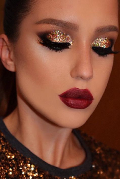 Amazing Glitter Christmas Makeup Ideas ★ See more: http://glaminati.com/glitter-christmas-makeup/ Gold Glitter Eyeshadow, Christmas Party Makeup, Eye Makeup Glitter, Xmas Makeup, Golden Eye Makeup, Christmas Makeup Ideas, Christmas Eye Makeup, Eyeliner Hacks, Gold Eye Makeup