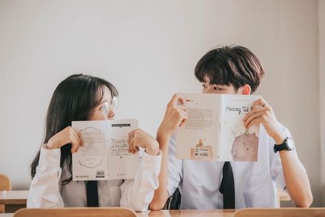 Couple Poses Korean, Highschool Couple Aesthetic, Wedding Photoshoot Props, Couple Poses Reference, Pre Wedding Poses, Korean Couple, Human Poses Reference, Arte Inspo, Human Poses