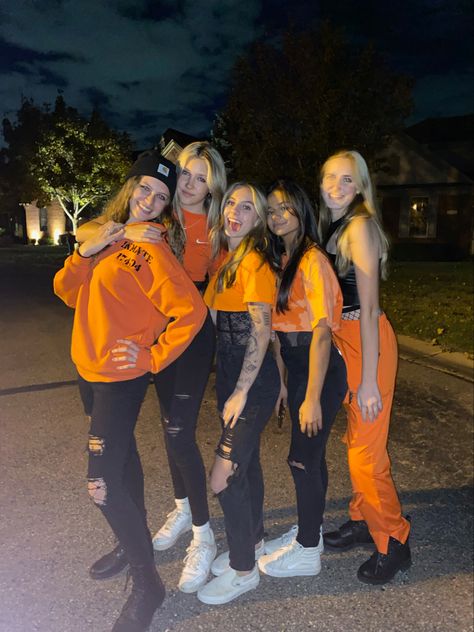 Halloween prisoners cute edgy group of 5 costume Prisoner Girl Costume, Jail Break Costume, Maškare Ideje, Girl Prisoner Halloween Costume, Jailbreak Costume, Prisoners Costume, Prisoner Halloween Costume, Robber Halloween Costume, Halloween Prisoner Costume