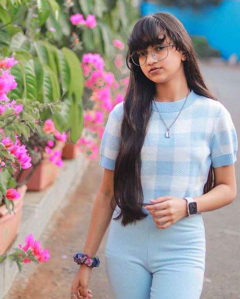 Pari Deshmukh, Emotional Shayari, 21 December, Indian Boy, Black Hair Color, Instagram Family, Famous Girls, Mumbai India, Like Instagram