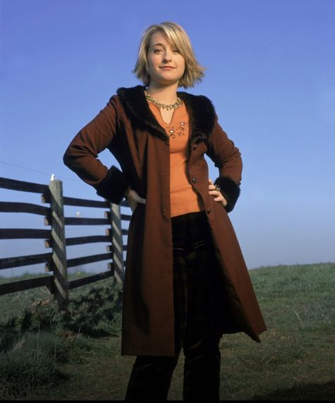 Smallville Outfits, Smallville Chloe, Flipped Out Hair, Student Journalist, Smallville Season 1, Outfit Ideas 2000s, Chloe Outfit, Chloe Sullivan, Empire Star Wars