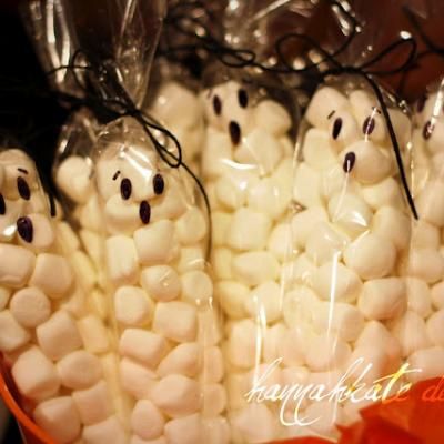 Marshmallow Ghost Bags {Kids Halloween Craft} Snack Halloween, Ghost Treats, Dekorasi Halloween, Dulces Halloween, Halloween Party Treats, Halloween Fest, Classroom Treats, Halloween Cake, Halloween Goodies