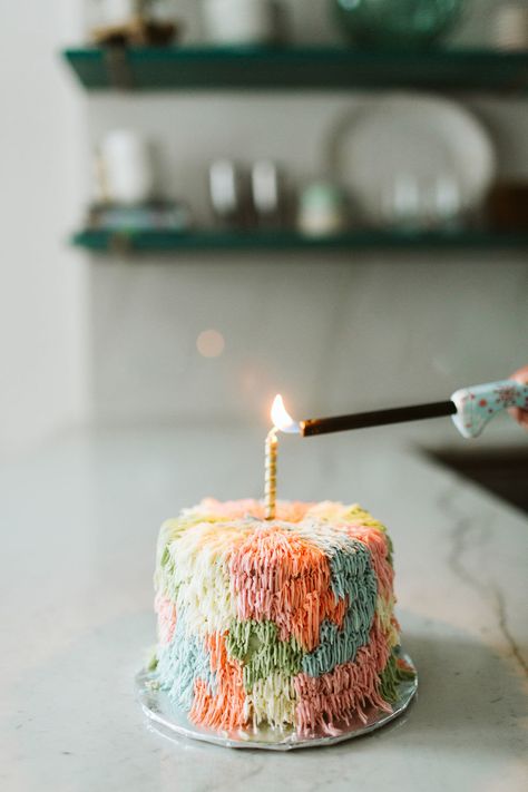 Champagne Birthday Cake with "Shag" Frosting Champagne Birthday Cake, Buttercream Frosting Cake, Champagne Birthday, Fluffy Cake, Cake Aesthetic, Funfetti Cake, Birthday Cake Recipe, New Cake, Pretty Birthday Cakes