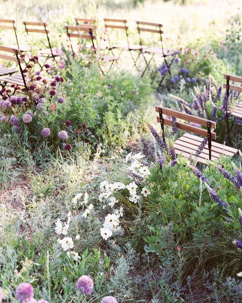 Overgrown Floral Design Diy, Secret Garden Parties, Field Wedding, Garden Venue, Garden Spring, Organic Wedding, Garden Party Wedding, Magical Garden, Ceremony Flowers