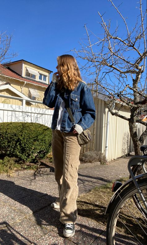 Cargo And Denim Jacket, Docs With Jeans Outfit, Corduroy Cargos Outfit, How To Style Denim Jacket Aesthetic, Jean Jacket With Cargo Pants, Courdory Cargo Pants Outfits, Jean Jacket And Cargo Pants, Denim Jacket And Cargo Pants Outfit, Khaki Courderoy Pants Outfits