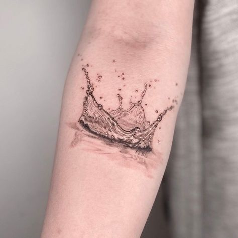 Water Crown, Korea Tattoo, Water Tattoo, Jellyfish Tattoo, Matching Couple Tattoos, Water Splash, Samurai Tattoo, E Tattoo, Wrist Tattoo