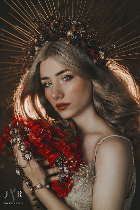 Photoshoot Ideas Dark, Headpiece Flowers, Goddess Tiara, Halo Crowns, Pregnant Photography, Skin Details, Fairytale Photography, Fantasy Princess, Themes Photo