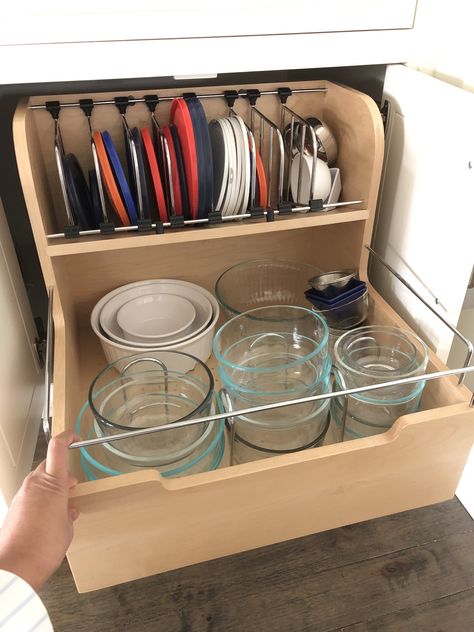 Rev a shelf tupperware, lids and Pyrex organization Bowls Organization Kitchen, Kitchen Plate Organization, Tubaware Organization Ideas, Pyrex Storage Organization, Glass Tupperware Organizing, Pyrex Organization, Tupperware Storage Ideas, Pyrex Storage, Tupperware Organizing