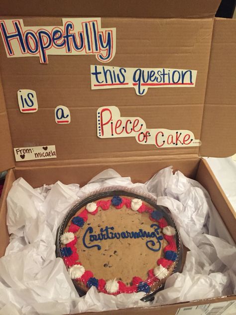 Cute cookie cake proposal!! Cookie Homecoming Proposal Ideas, Cookie Promposal Ideas, Cookie Promposal, Cake Promposal, Prom Signs Asking Girlfriends, Tolo Signs, Twirp Proposals, Cookie Proposal, Promposal Ideas For Girlfriend