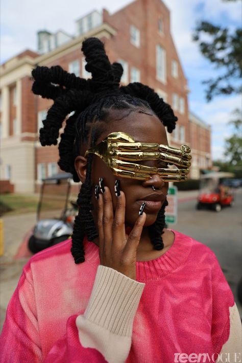 Homecoming season at Historically Black Universities (HBCUs) is a moment to reconnect with old friends and show off your new 'fits. We've rounded up some of our favorite looks from this year's FAMU Homecoming that will surely inspire your outfits for next year's homecoming season. Famu Homecoming, Homecoming Looks, Summer School Themes, Hbcu Homecoming, Homecoming 2022, Stylish Street Style, Futuristic Sunglasses, Micro Miniskirt, Back To School Fits