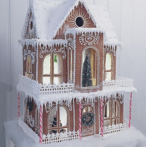 Amazing Christmas gingerbread house ideas. Decorate gingerbread houses for Christmas this year or just look through the pictures to get decorating inspiration. #gingerbread #gingerbreadhouse #christmas #christmasbaking Christmas Gingerbread House Ideas, Decorate Gingerbread Houses, Julkransar Diy, Easy Gingerbread House, Gingerbread House Ideas, Gingerbread House Patterns, Cool Gingerbread Houses, Gingerbread House Recipe, Gingerbread House Template