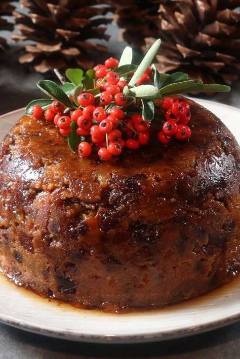 This steamed Christmas pudding is moist, sticky, and deliciously fruity with a great texture — a spectacular British Christmas dessert fit for a queen! British Christmas Food, English Christmas Desserts, Steamed Christmas Pudding, British Christmas Desserts, Alternative Christmas Pudding, English Christmas Pudding, Steamed Puddings, Fruit Cake Recipe Christmas, British Pudding