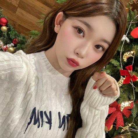 Billlie Tsuki Icon, Billlie Tsuki, Who People, Christmas Icons, Winter Christmas, Flip Flop, Christmas Themes, Kpop Girls, Girl Group