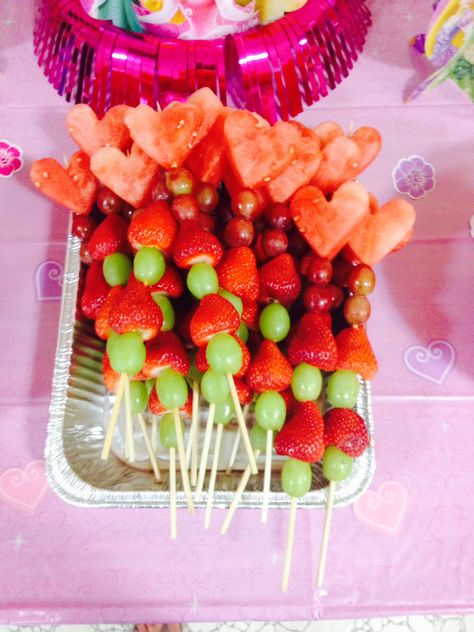 Fruit wands, for a lovely princess party! Barbie Fruit Tray, Fruit Wands, School Birthday Treats, Quinceañera Ideas, Lovely Princess, Birthday Desserts, Barbie Birthday, Barbie Party, Fruit Tray